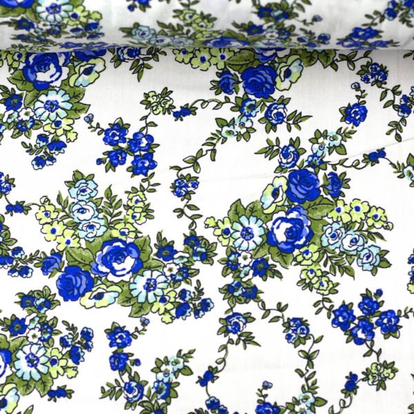 Tecido tricoline fio 40 claro com estampa floral com flores azuis.
